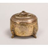 Ovale Zuckerdose, 750 Silber, partiell ziseliert, Akanthusfüße/-Knauf, mit Deckel