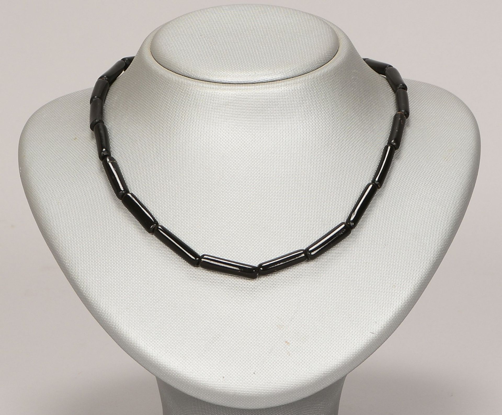 Halskette, besetzt mit schwarzer Koralle, 750 GG-Schlie&szlig;e; L&auml;nge 44 cm, Gew, 14 g