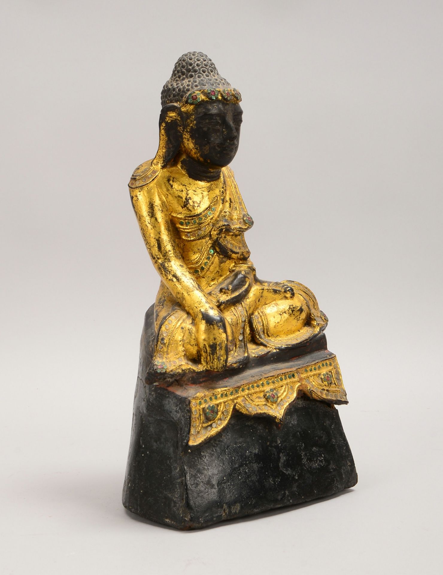 Holzfigur, 'Sitzender Buddha', schwarz und goldgefasst, Glasbesatz; Höhe 35 cm - Bild 2 aus 2