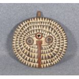 Reliefschnitzerei (Afrika), Maske/Schild(?), runde Form, farbig gefasst; &Oslash; 65 cm