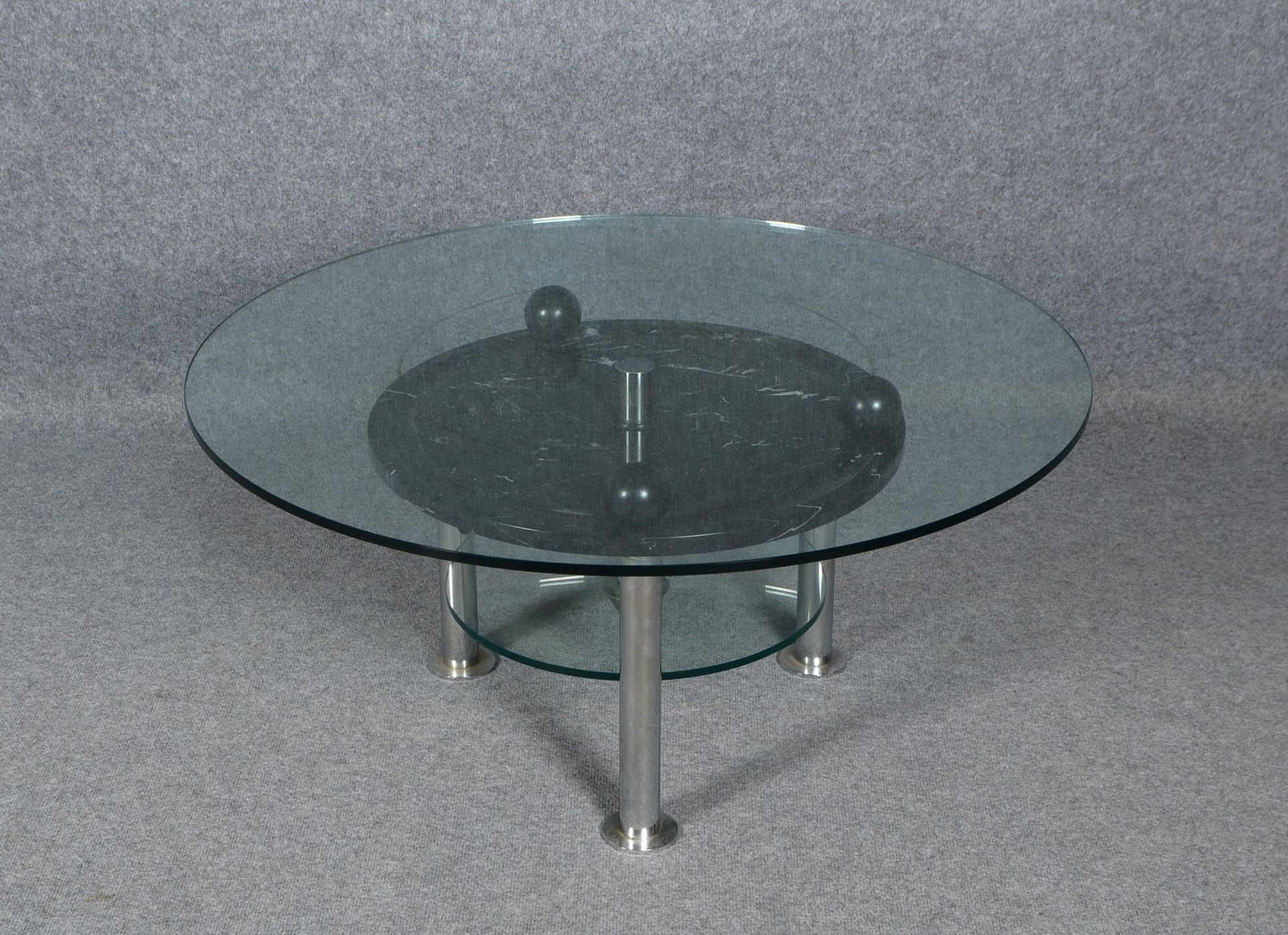 Moderner Couchtisch, runde Form, Glas-/Marmor-Platten, auf Chromfüßen; Ø 99 cm - Bild 2 aus 2