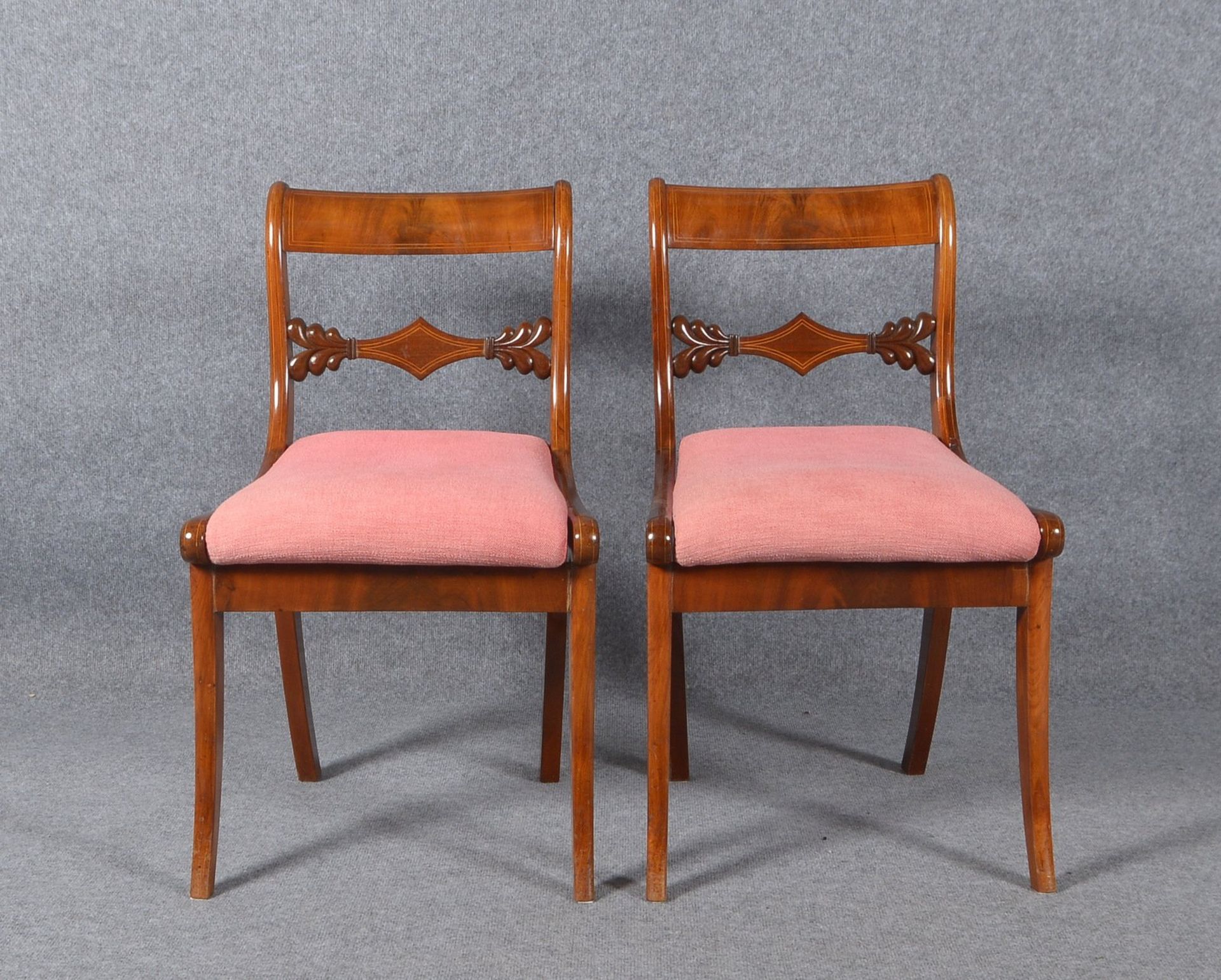 Paar Stühle, Mahagoni-Furnier mit Fadenintarsien, Sitzflächen abnehmb. - neu bez.