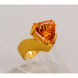 Designerring, 750 GG (gest.), besetzt mit einzelnem Citrin im Triangelschliff; Gew. 9,90 g