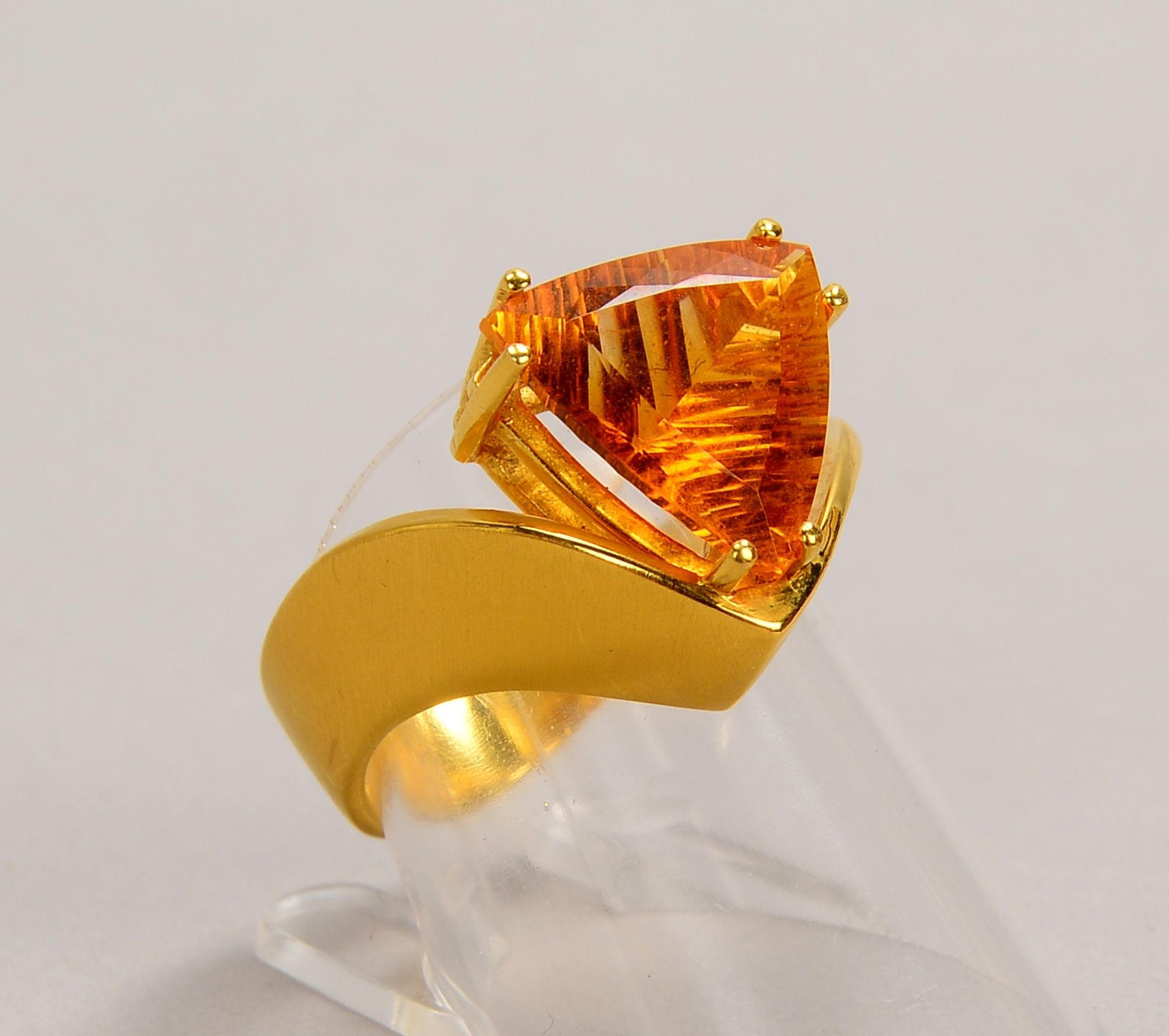 Designerring, 750 GG (gest.), besetzt mit einzelnem Citrin im Triangelschliff; Gew. 9,90 g