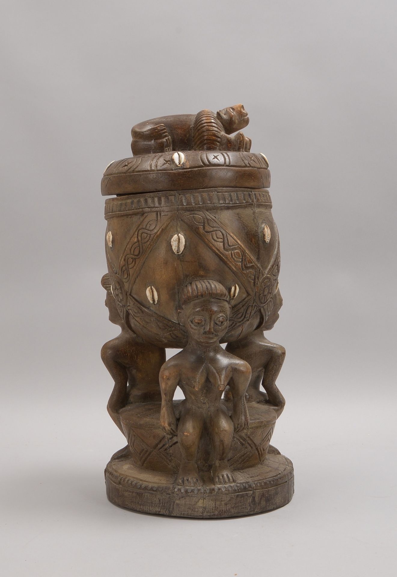 Vorratsgefäß (Nigeria), Kerbschnitzerei/Kaurimuschel-Besatz, auf 3x figürl. Säulen