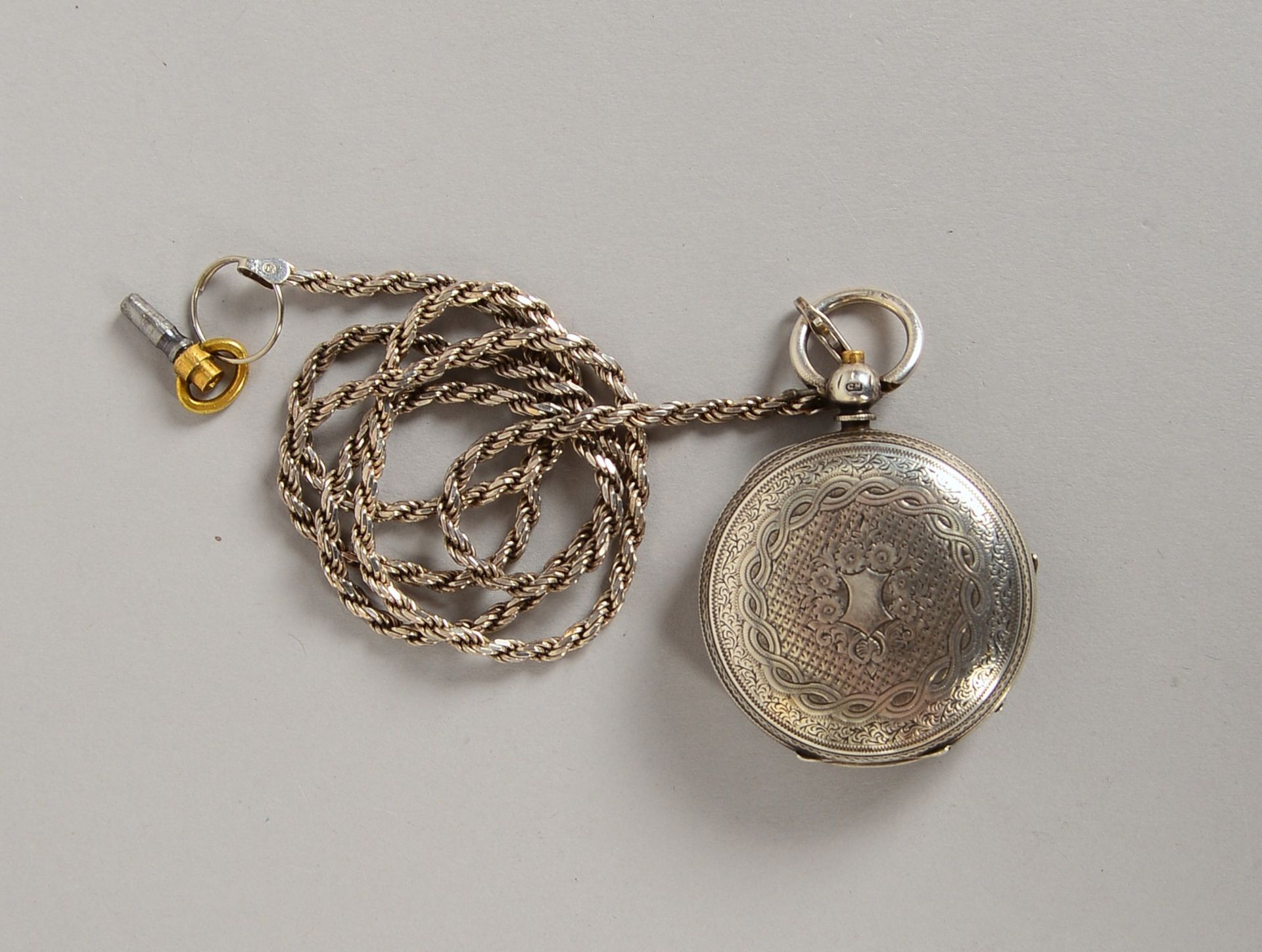 Taschenuhr, Schlüsselaufzug, Sterlingsilber, an Silberkette; Ø 40 mm, Gew. 82 g - Bild 2 aus 2