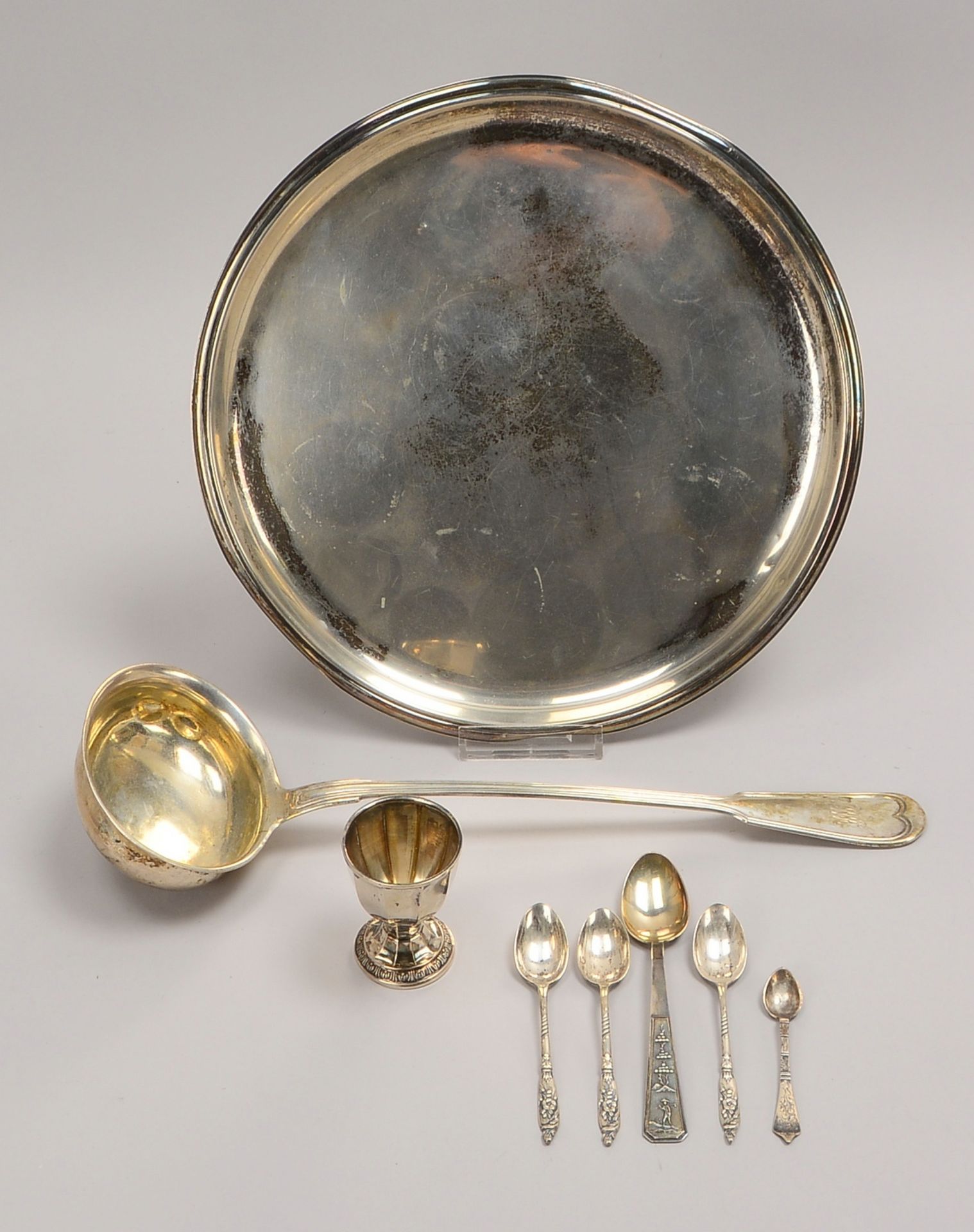 Silberteile, versch. Silbergehalte (Tablett, Kelle, Eierbecher, u.a.); Gew. zus. 508 g