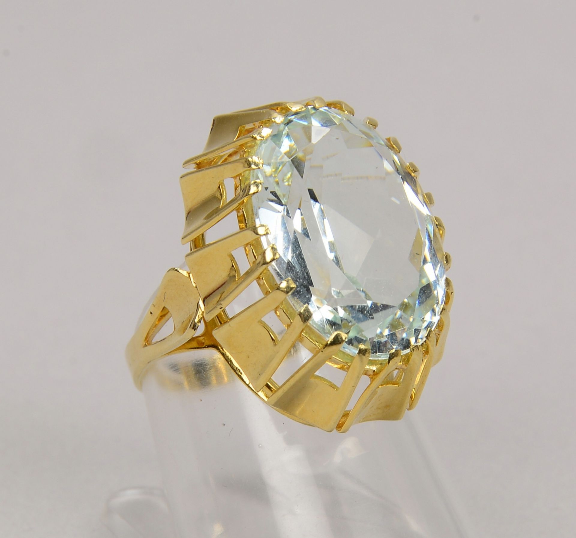 Ring, 585 GG (gest.), mit ovalem Aquamarin von ca. 10,5 ct; RG 53, Gew. 7,43 g