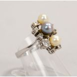 Ring, 750 WG (gest.), mit 3x Perlen und 9x kl. Diam.; RG 54, Gew. 6,60 g