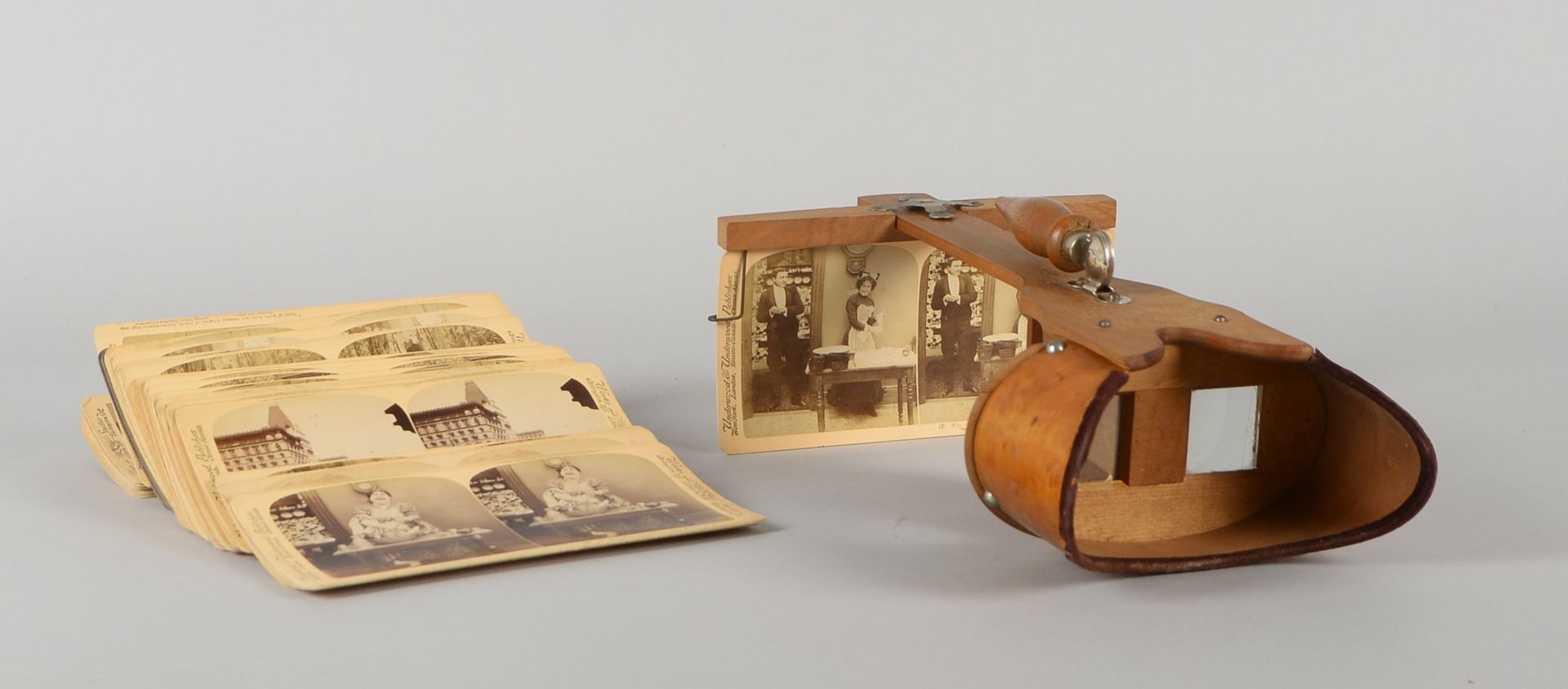 Fotografika-Sammlerst&uuml;ck: Stereoskop-Betrachter, mit 38x Aufnahmen (um 1900) - Bild 2 aus 2