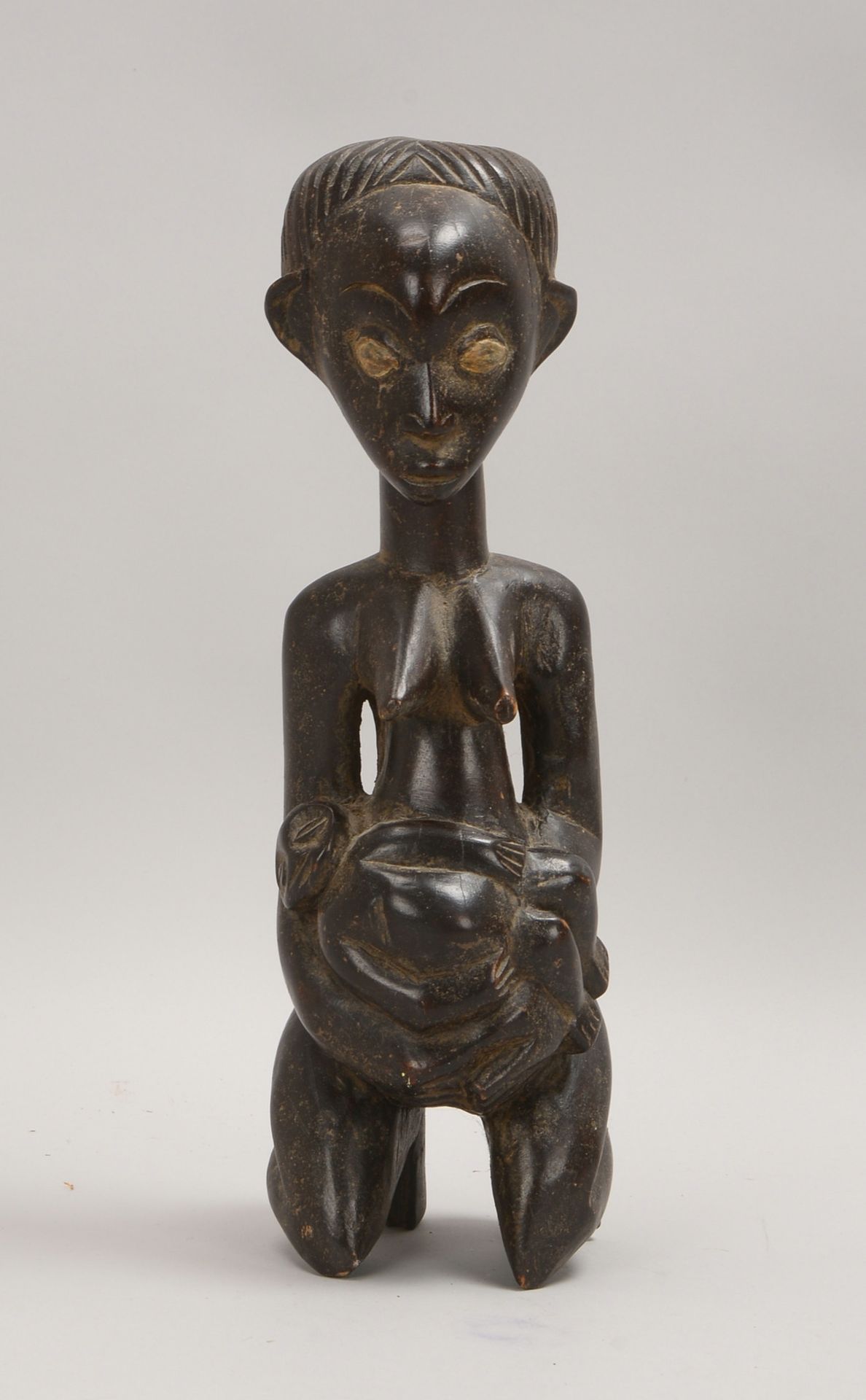 Holzfigur, 'Fruchtbarkeitsfigur' - Darstellung einer Frau mit Kind; Höhe 39 cm - Bild 2 aus 2