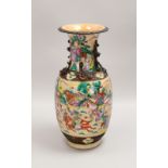Vase, polychr. Handbemalung auf Cracquelé, plastische Zierbänder, mit Pressmarke