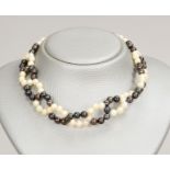 Halskette, 2-reihig, 2-farb. Perlen/Ø 6 mm, 585 WG-Schließe/Diam.; Länge 38 cm