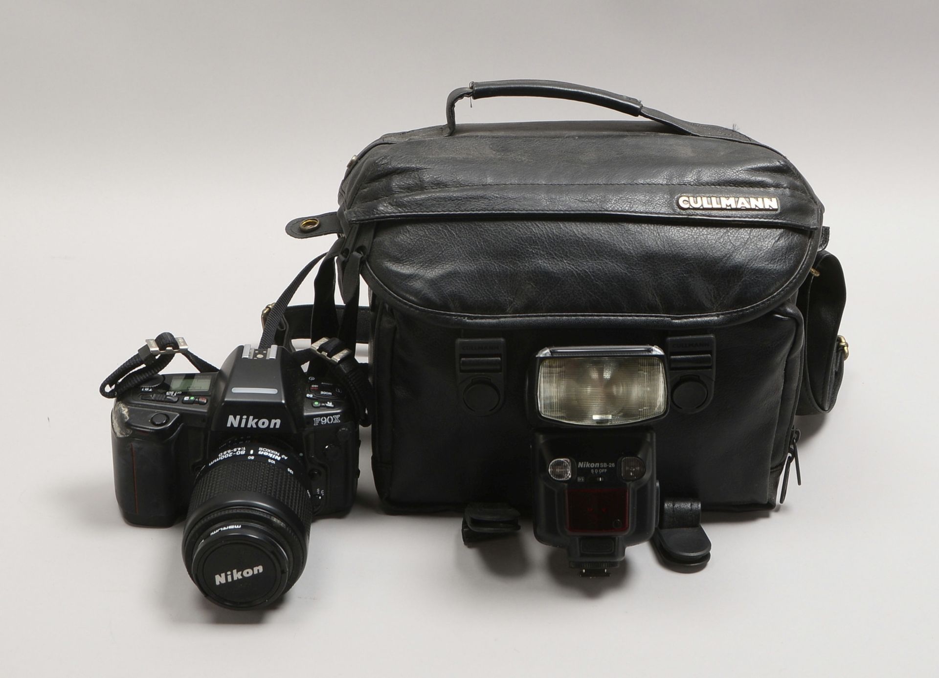 Spiegelreflex-Kamera, Nikon 'F 90X', mit Nikon 'SB-26', in Cullmann-Fototasche