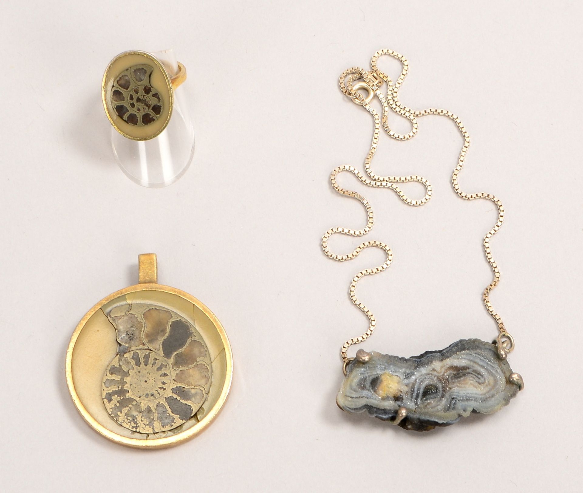 Anh./Ring, 925 Sterlingsilber, mit Ammoniten; und Silberkette mit fossilem Anh.