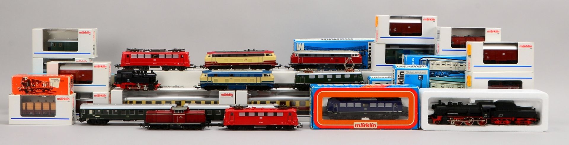 M&auml;rklin &#039;H0&#039;, versch. Loks/Waggons, dazu etwas Zubeh&ouml;r/Licht- und Sperrsignal, u