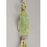 Jade-Schnitzerei/Amulett (China), 'Konfizius'-Darstellung, an Band; Länge 5 cm