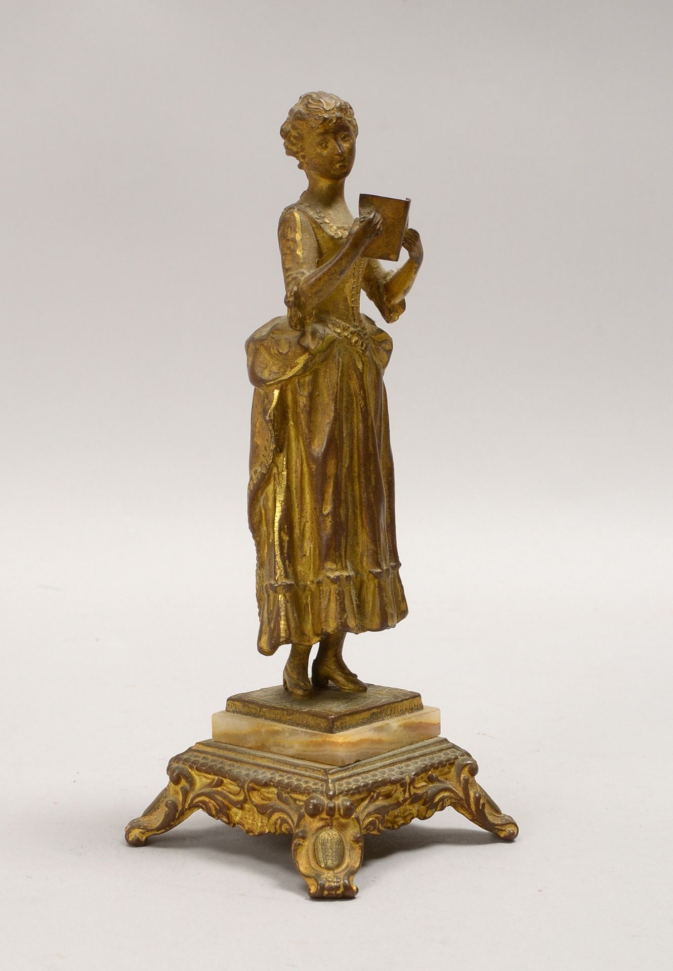 Skulptur, 'Galante Dame bei der Lektüre', Kupfer vergoldet, Fauf Rocaillensockel, unsign.