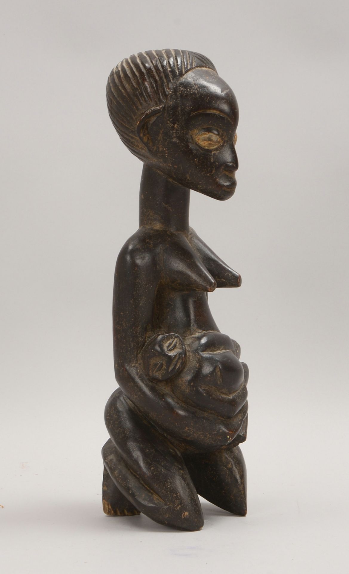 Holzfigur, 'Fruchtbarkeitsfigur' - Darstellung einer Frau mit Kind; Höhe 39 cm