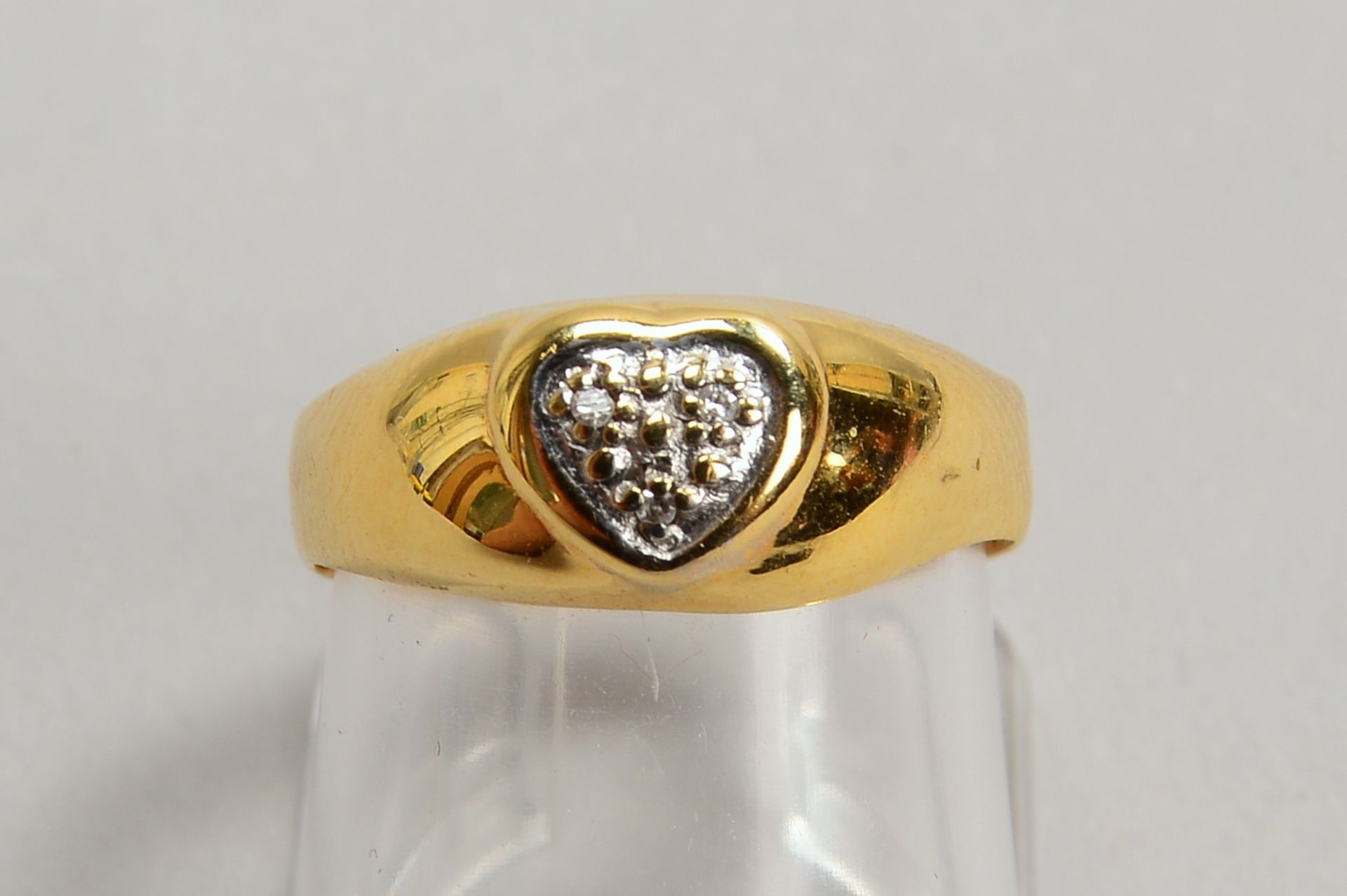 Ring, 585 GG (gepr.), fig&uuml;rl. Ringkopf (&#039;Herz&#039;), mit 3x kl. Diam.; RG 56, Gew. 2 g - Image 2 of 2