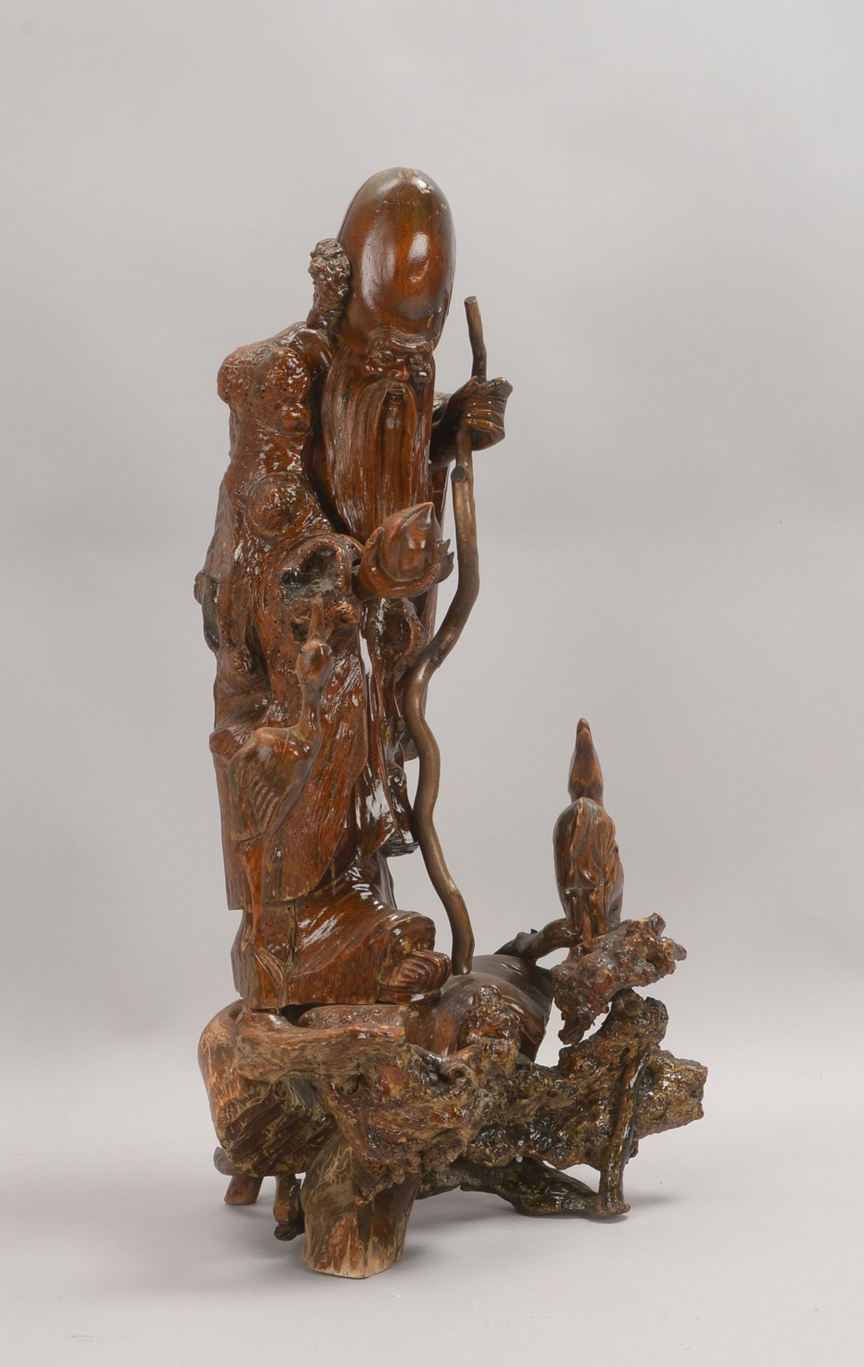 Gr. Holzfigur, 'Konfuzius mit Stock und Pfirsich'; Höhe 66 cm (mit einz. Fehlstellen) - Bild 2 aus 2