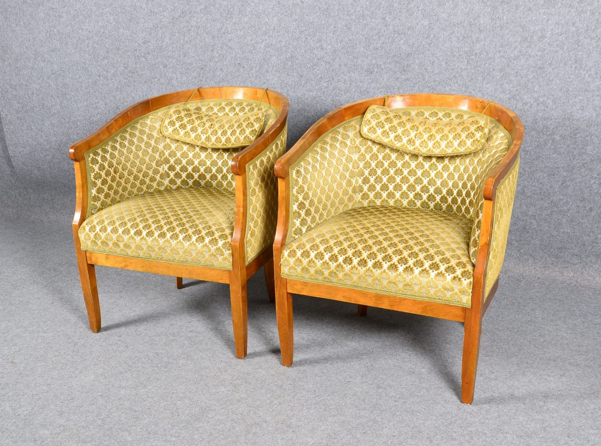 Paar alter Loungesessel, Birkenholz/Ulmenholz(?), mit gold-/grün-beigefarben gemustertem Polsterstof - Bild 2 aus 2