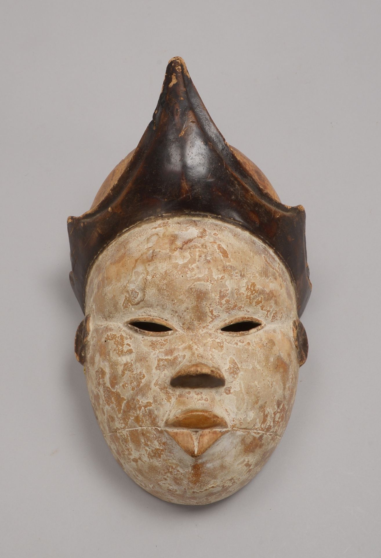 Tanzmaske/Ritualmaske, partiell wei&szlig; gefasst; H&ouml;he 26 cm, Breite 18 cm