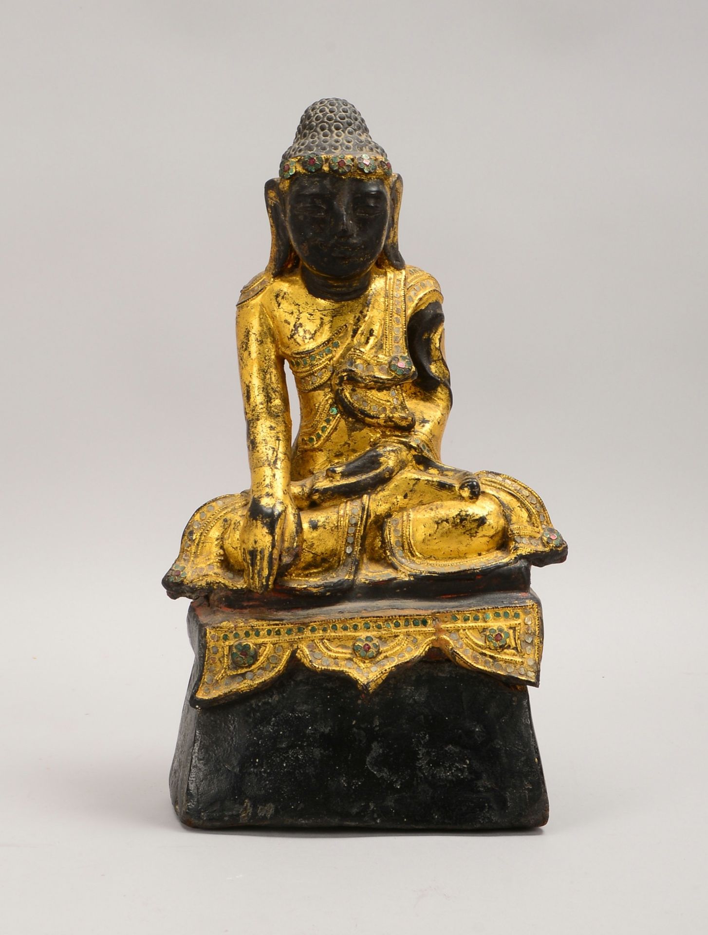 Holzfigur, 'Sitzender Buddha', schwarz und goldgefasst, Glasbesatz; Höhe 35 cm