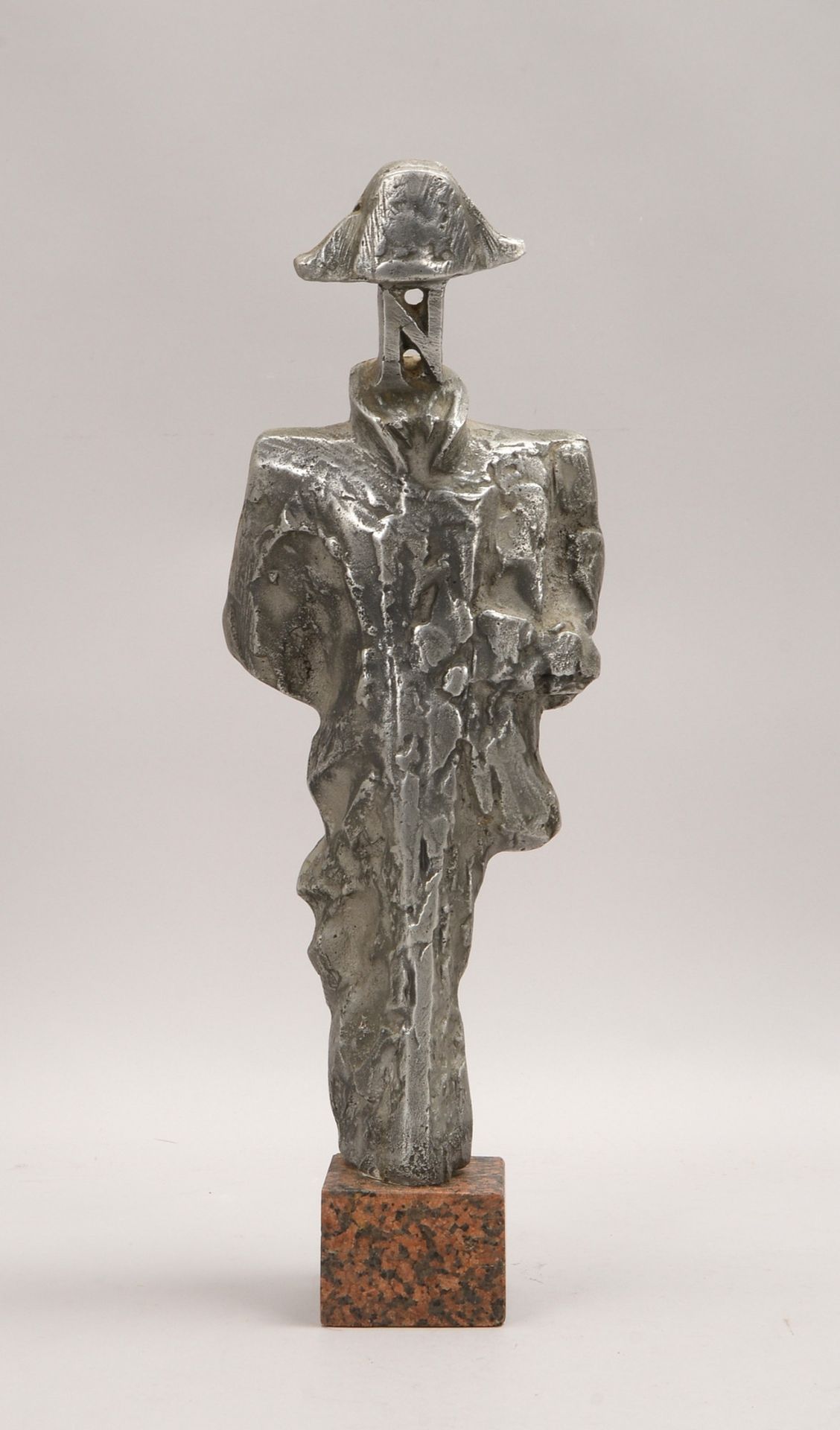 Lewinski, Jakub, Aluminium-Skulptur, 'Kriegsgott', Figur auf Marmorsockel, sign.