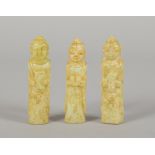 3 Jadefiguren, jew. mit Schrift-Attributen in den H&auml;nden dargestellt; H&ouml;he 9,5 cm