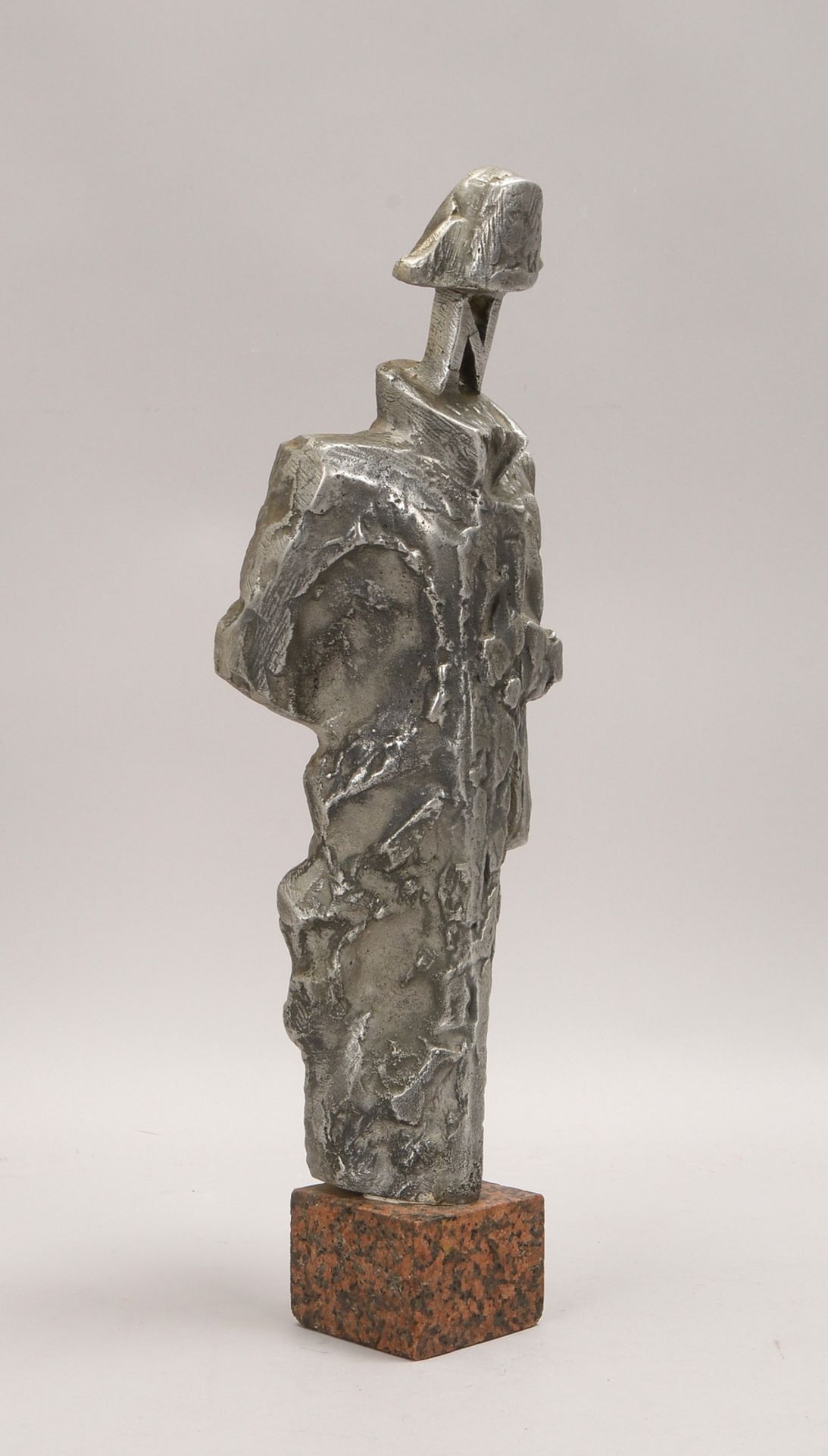 Lewinski, Jakub, Aluminium-Skulptur, 'Kriegsgott', Figur auf Marmorsockel, sign. - Bild 2 aus 2