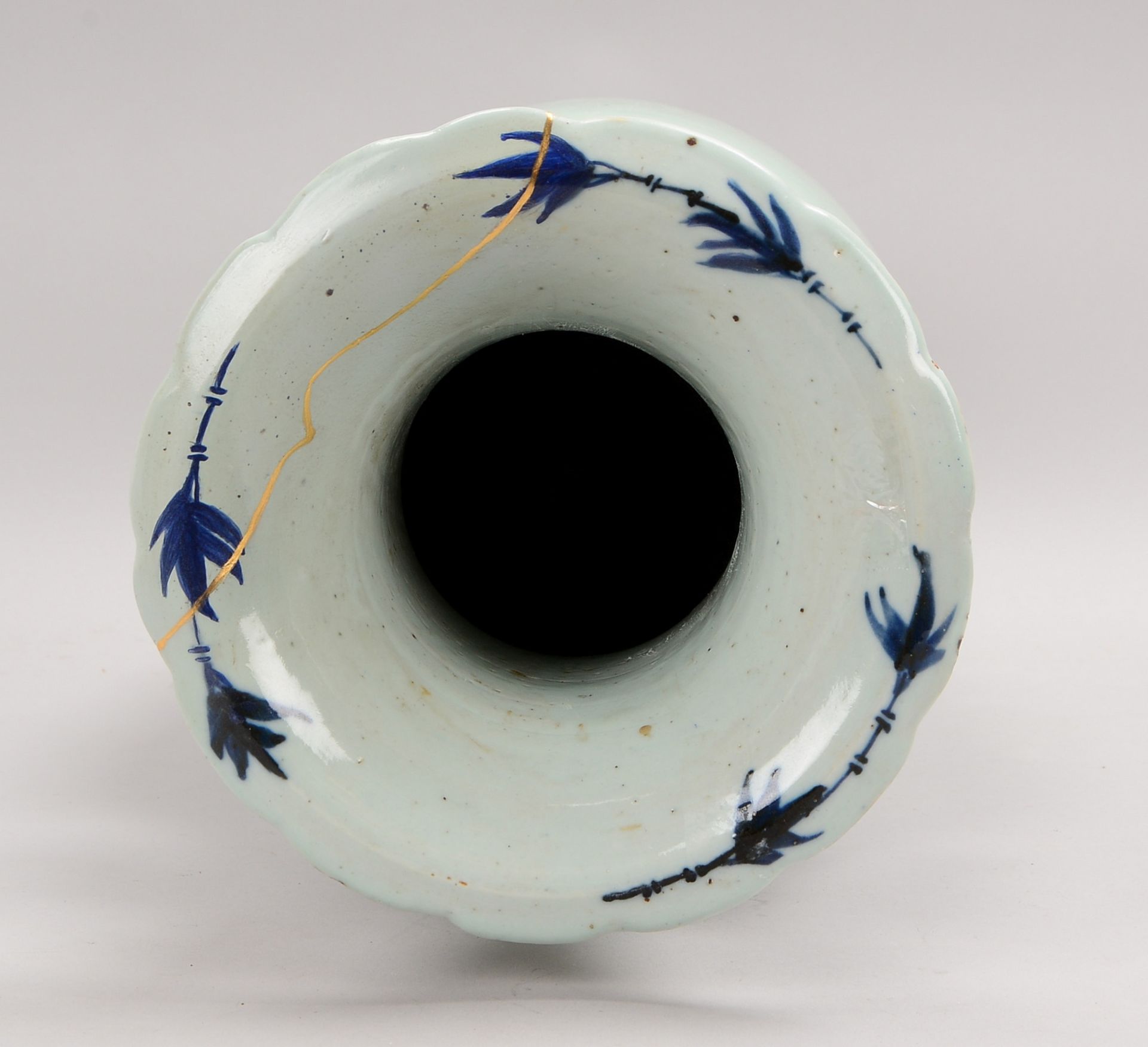 Vase, ovoider Korpus, Unterglasurmalerei in Blau, 2x Handhaben; H&ouml;he 59 cm - Image 4 of 4