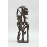 Holzfigur (Makonde/Tansania), 'Paar mit Pfeife', Ebenholz; Höhe 44,5 cm