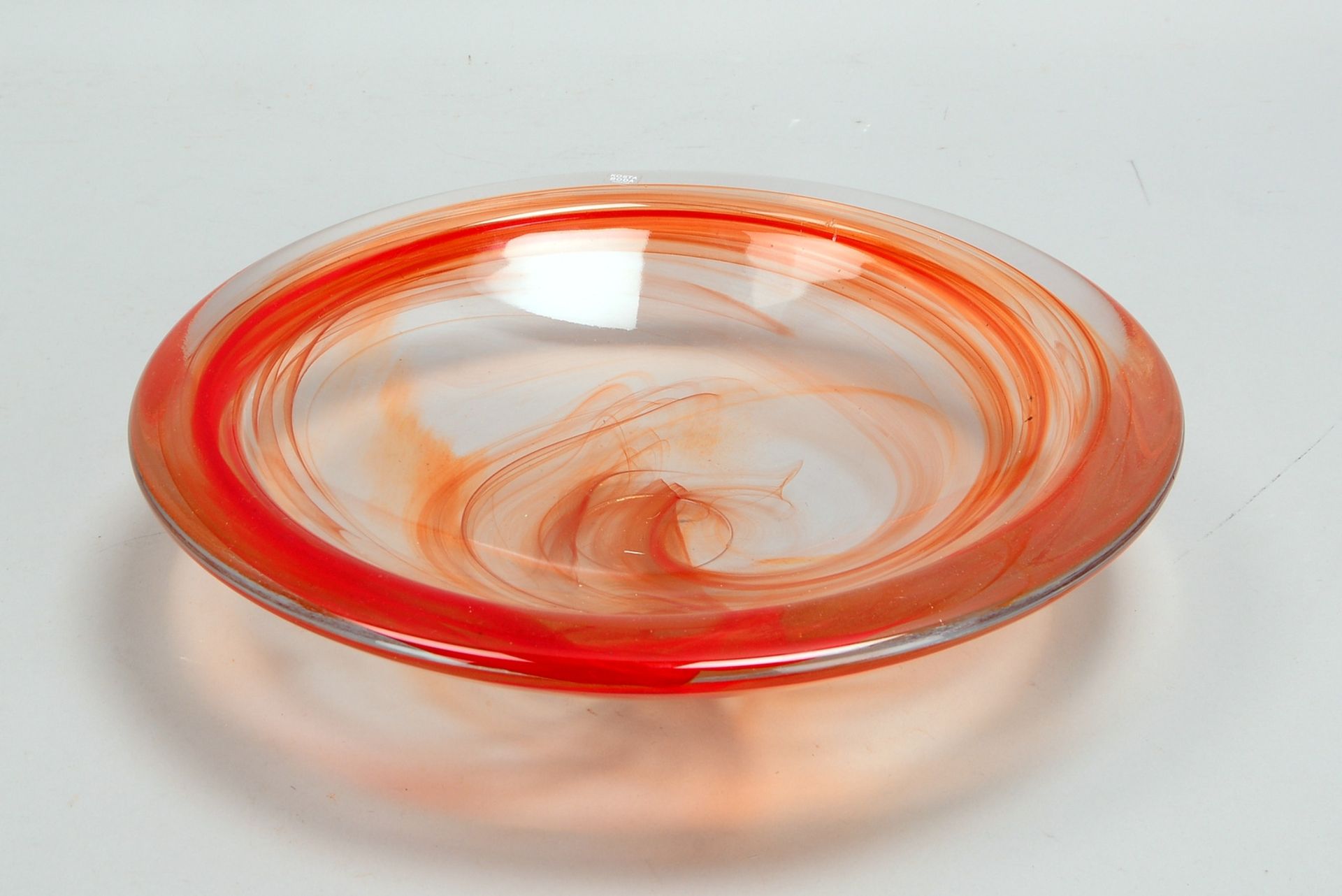 Kosta Boda, Schale, massives Klarglas, mit roten Schlieren-Einschmelzungen; Ø 30 cm