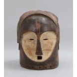 Tanz-/Zeremonienmaske (Kamerun), partiell wei&szlig; gefasst, 4x stilis. &#039;Gesichter&#039;; H&ou