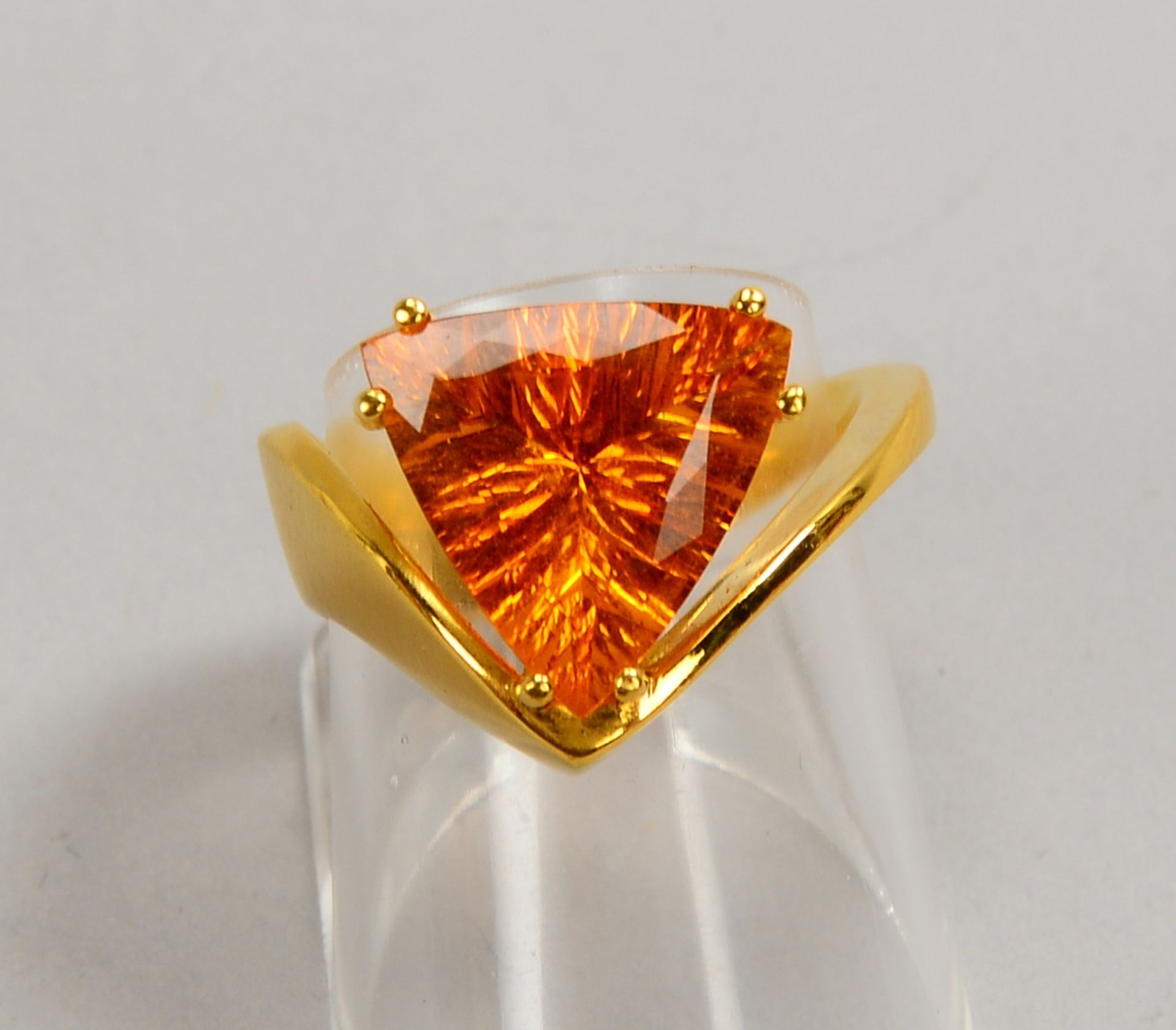 Designerring, 750 GG (gest.), besetzt mit einzelnem Citrin im Triangelschliff; Gew. 9,90 g - Image 2 of 2