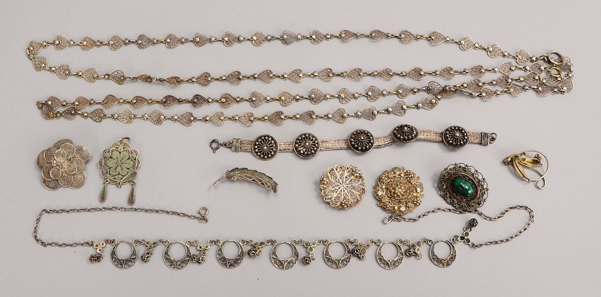 Silberschmuck-Konvolut: Halsketten und Broschen, u.a., filigrane Handarb.; Gew. 113 g