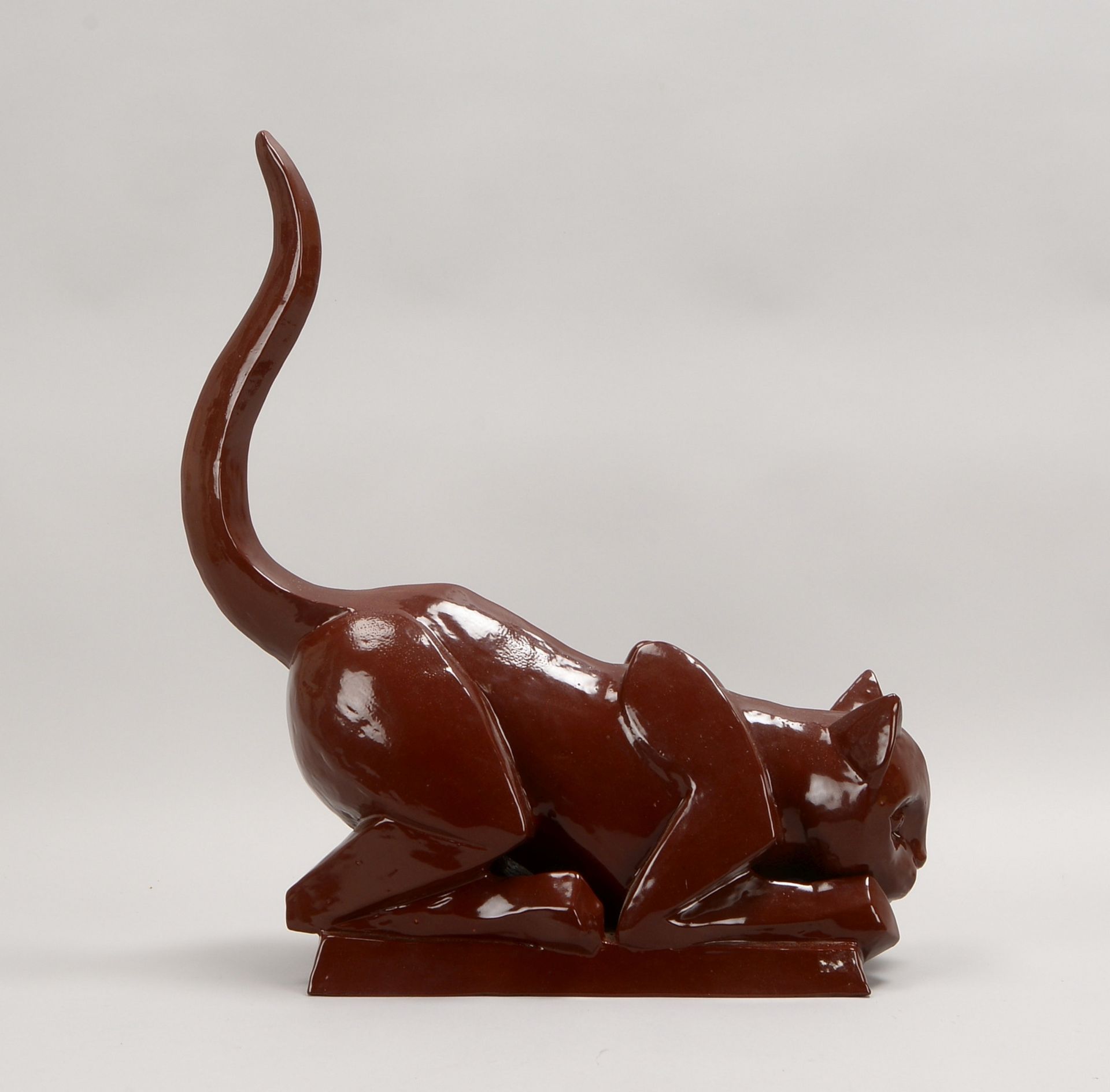 Keramikfigur, &#039;Lauernde Katze&#039;, Glasur in Braun-Weinrot, unsign., auf Sockel; H&ouml;he 51
