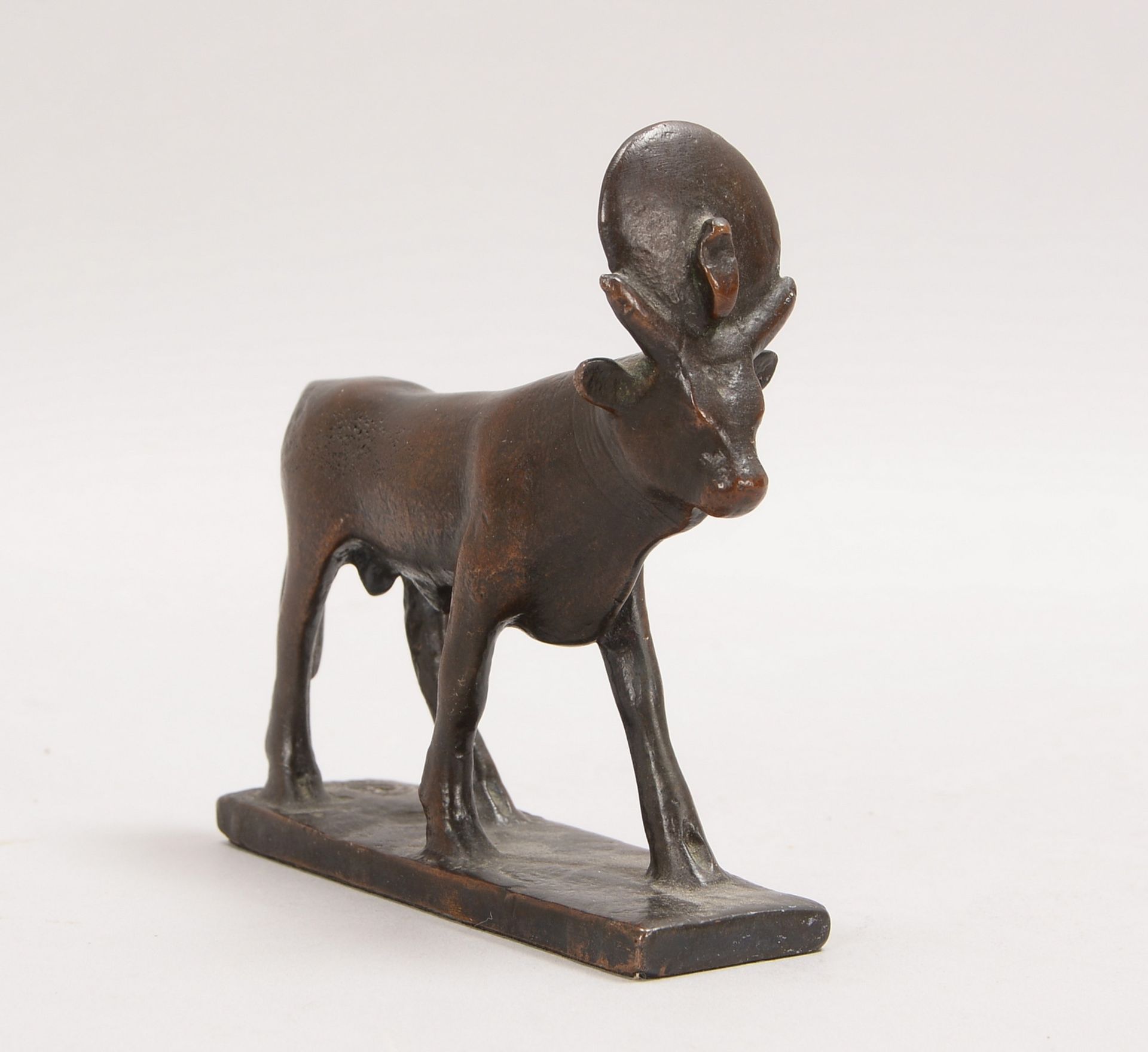 Bronze (wohl Ägypten), 'Stier', Figur auf Sockel/mit Gießerstempel; Höhe 11,5 cm - Bild 2 aus 3