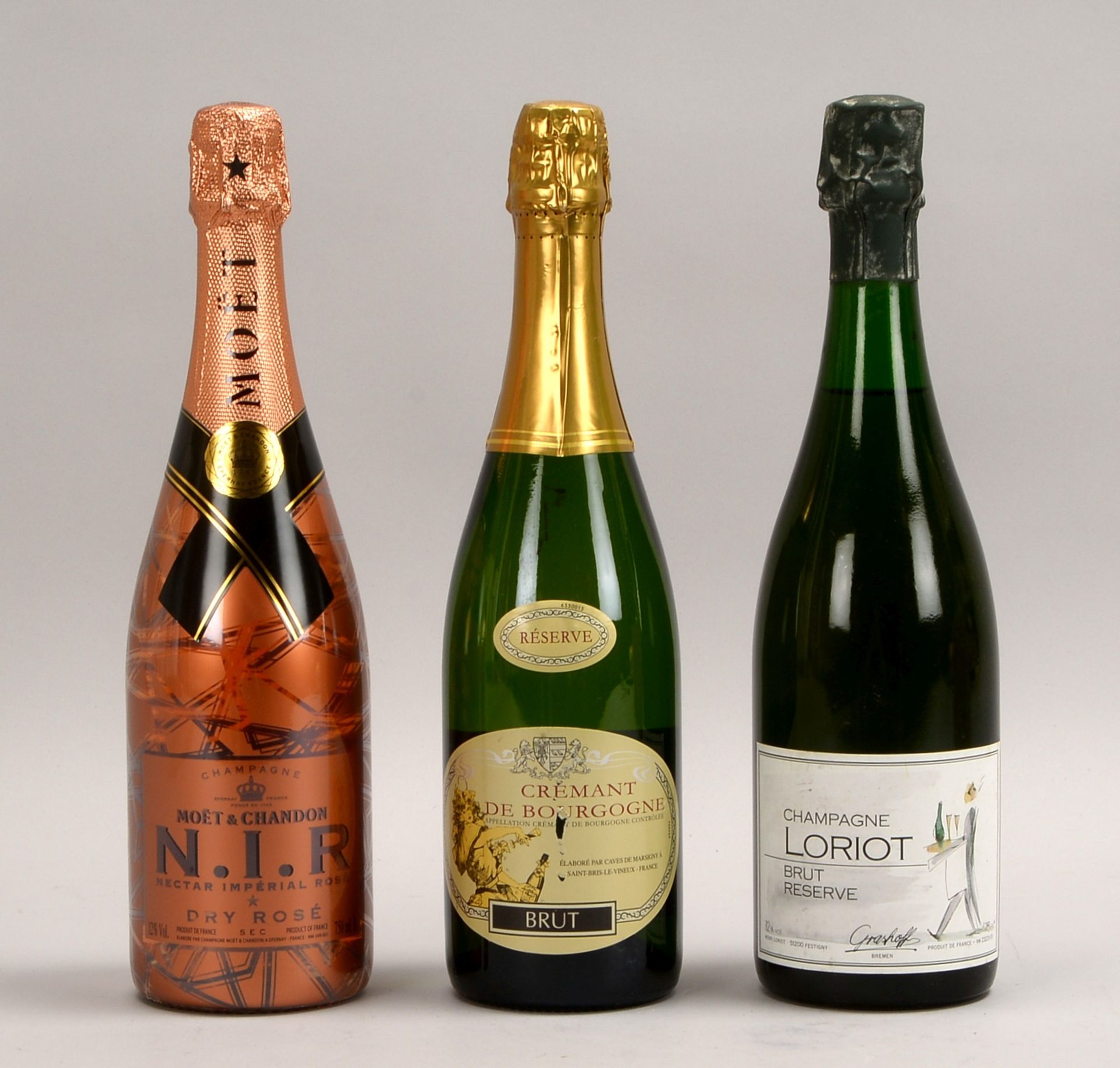 Champagner, 3 Fl.: 1x Mo&euml;t &amp; Chandon, 1x Cr&eacute;mant de Bourgogne, und 1x Loriot