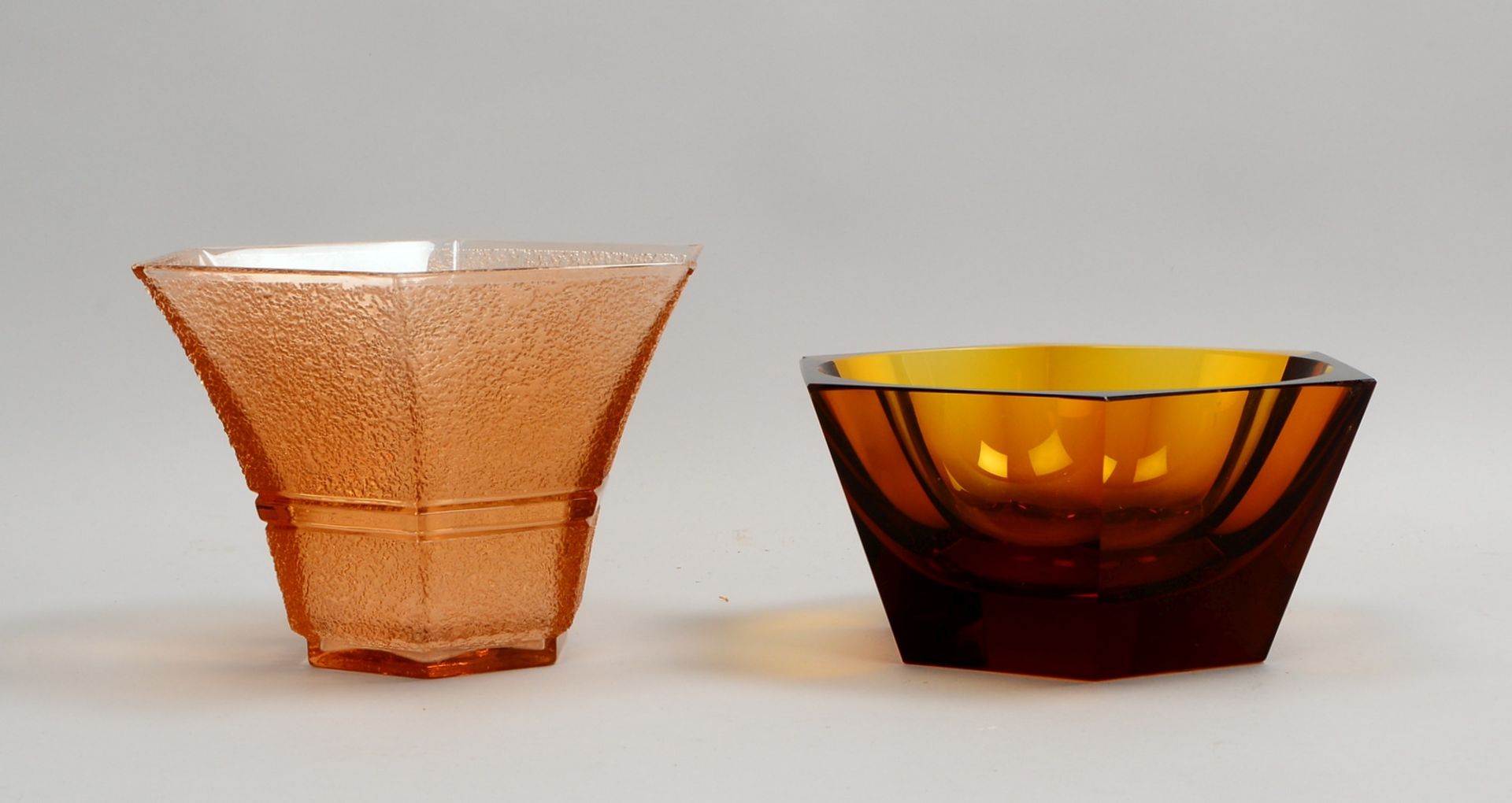 2 Sammler-Glasschalen: 1x Daum Nancy (Art déco), Ø 24 cm; und 1x Moser, Ø 26 cm