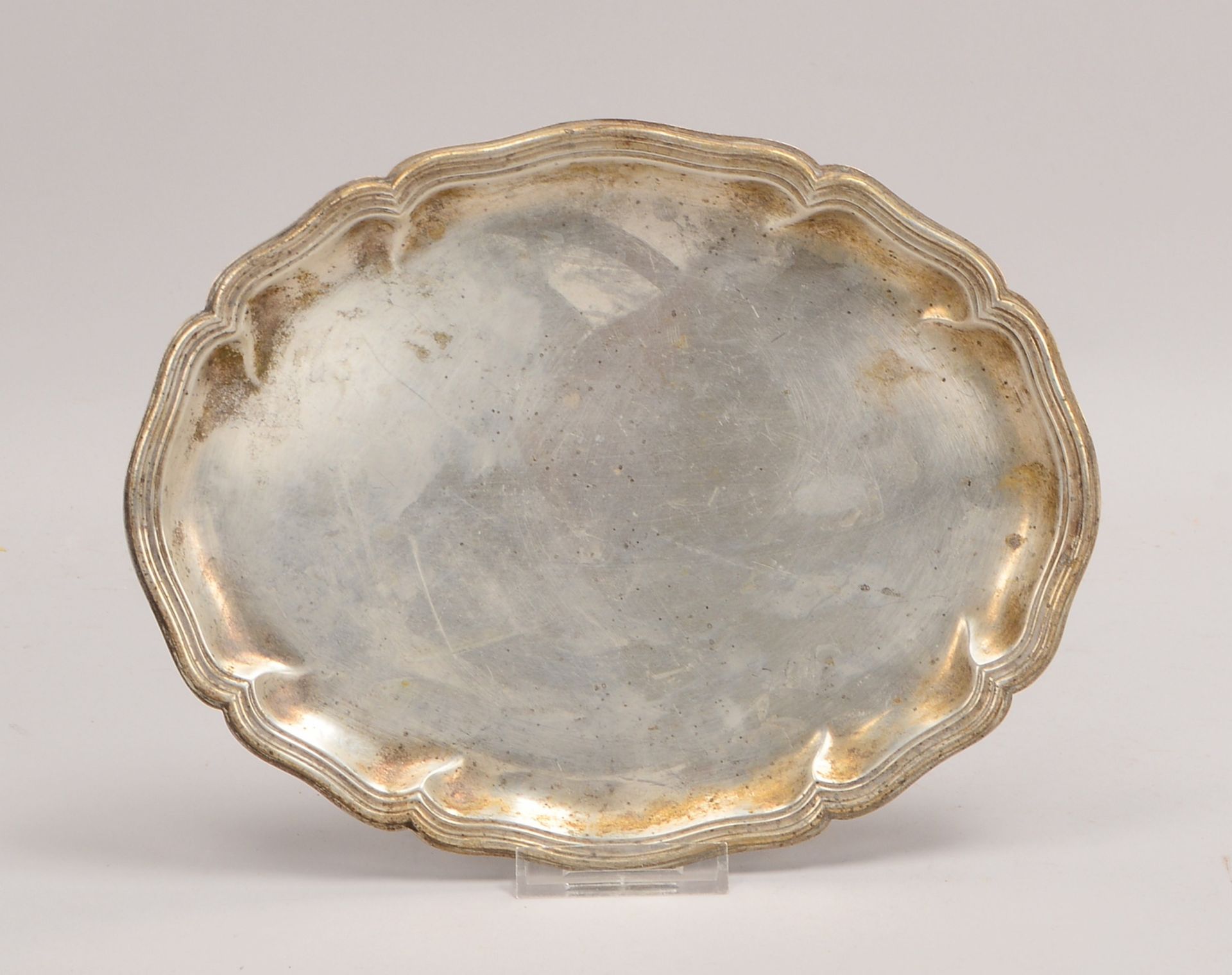 Wilkens, kl. Tablett, 835 Silber, mit Dresdner Barockrand; Maße 27 x 21 cm, Gew. 238 g