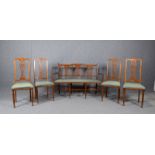 Sitzbank mit 4x Stühlen, Mahagoni, teils mit Fadenintarsien; Breite Bank 128 cm