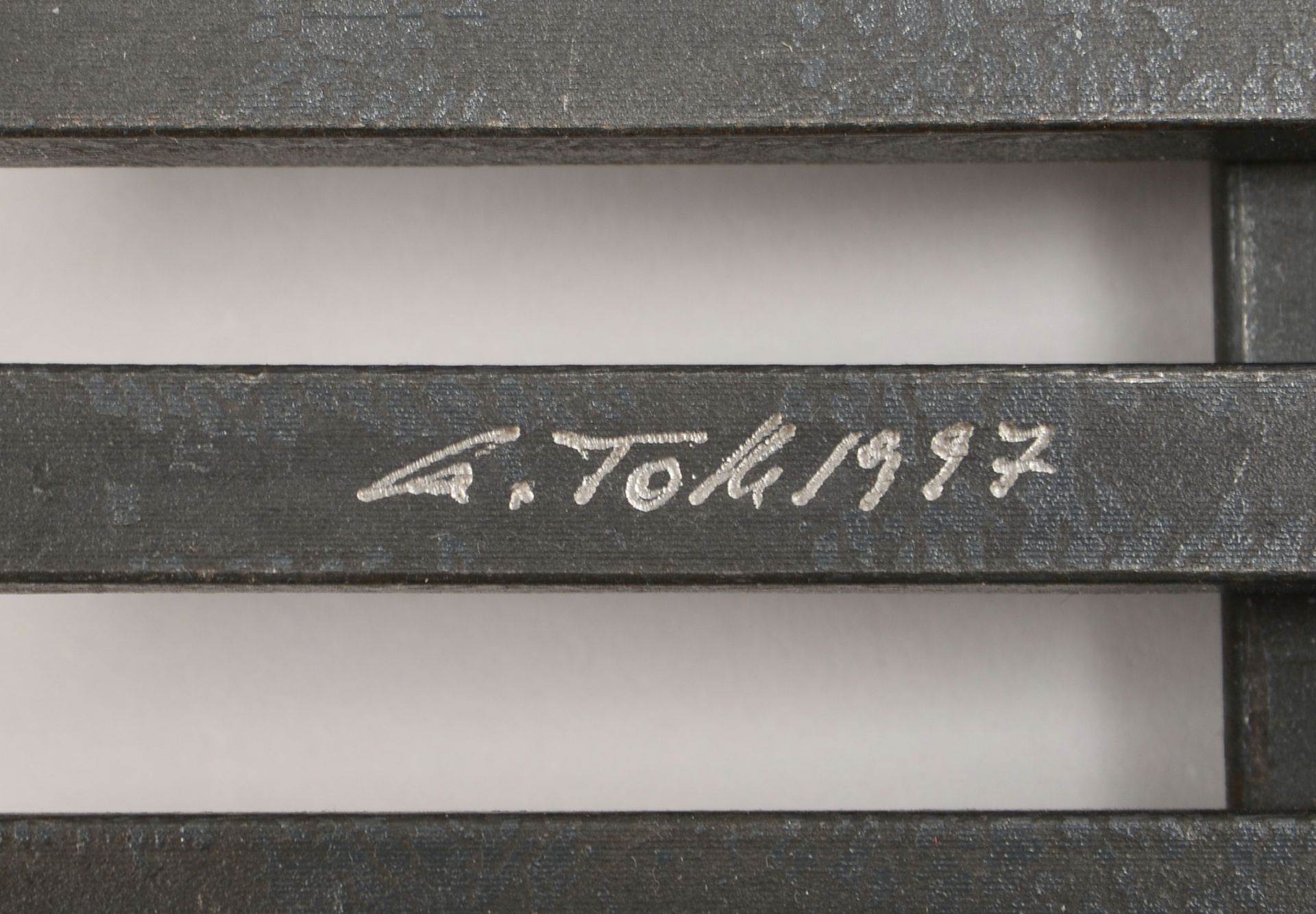 Künstler-Eisenobjekt, Schale, gitterartige Ausf., sign./dat. '1977'; Maße 5 x 35 x 35 cm - Bild 2 aus 3