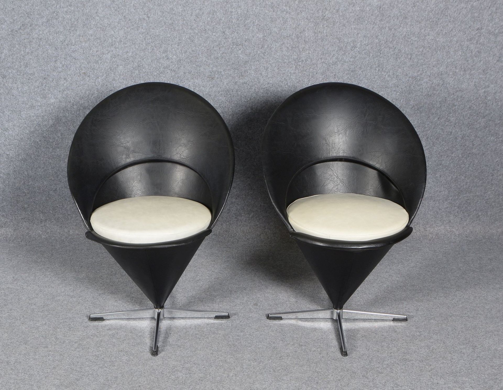 Vitra, 2 &#039;Cone Chairs&#039;, kegelf. Korpus, drehbar, Entw. Verner Panton - neu bez. - Image 2 of 3