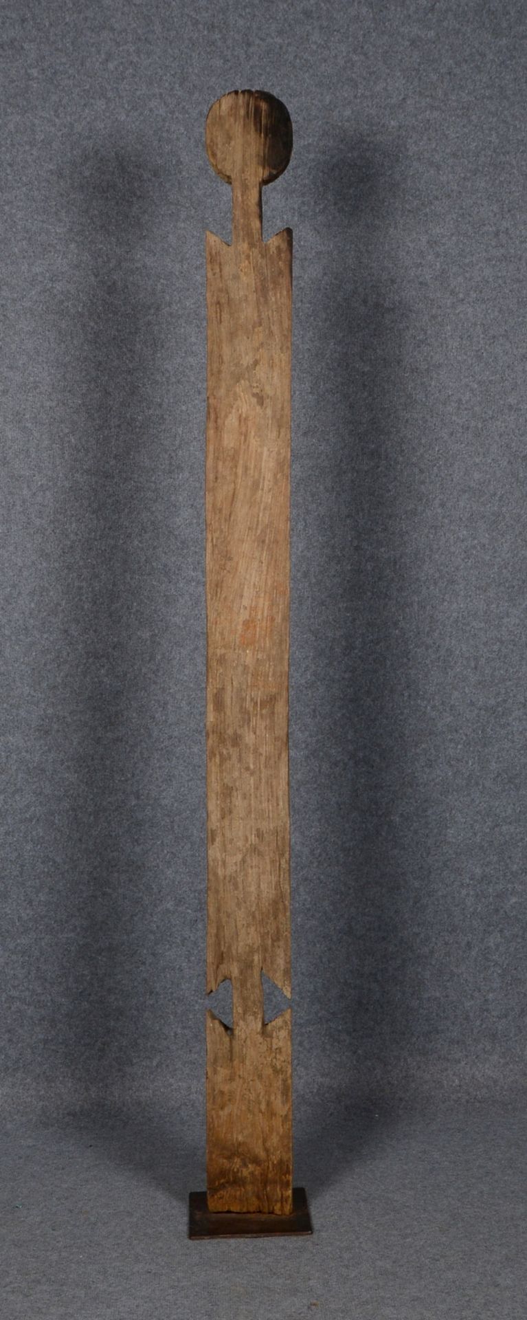 Gedenkpfahl (Afrika), Holz naturbelassen, figürl. geschnitzt, auf Eisensockel