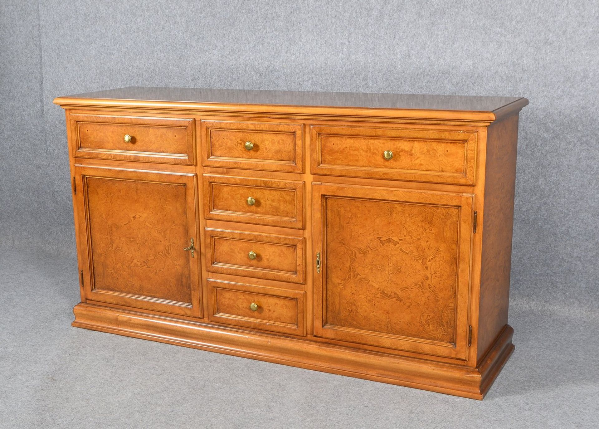 Sideboard (Stilmöbel), Wurzelholzfurnier, 2-türig/6-schübig, wohnfertig - Bild 3 aus 3