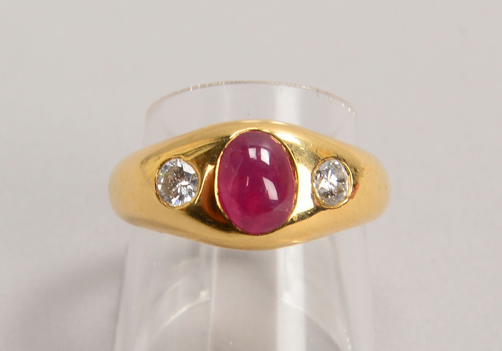 Ring, 585 GG (gest.), mit Rubincabochon und 2x Brill./zus. ca. 0,30 ct; Gew. 7,20 g - Bild 2 aus 2