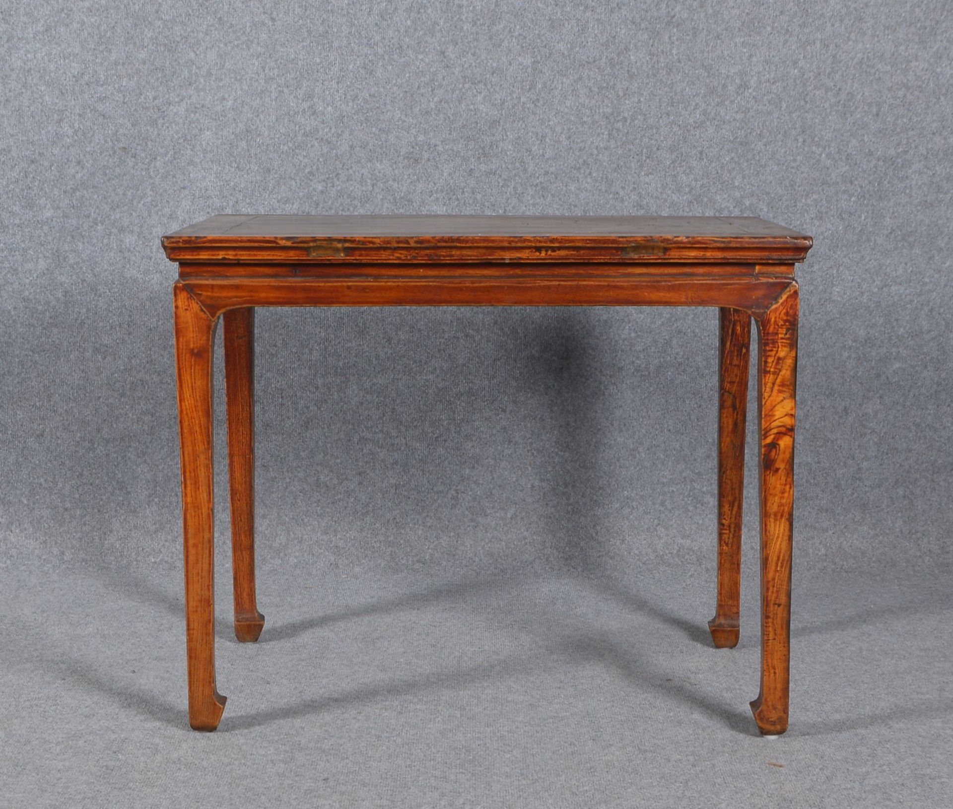 Kl. Tisch/Beistelltisch, Ulmenholz, rechteckige Form; Maße 71 x 85 x 50 cm - Bild 2 aus 2