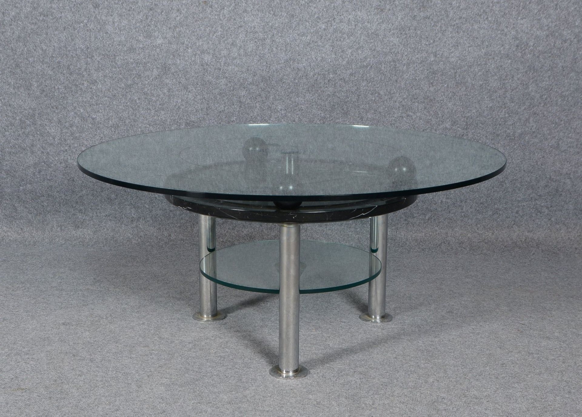Moderner Couchtisch, runde Form, Glas-/Marmor-Platten, auf Chromfüßen; Ø 99 cm